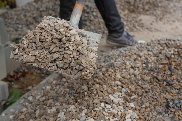 Gratis foto bouwtechnici mengen cement, steen, zand voor de bouw.