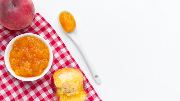 Boven bekijken abrikozen jam op brood