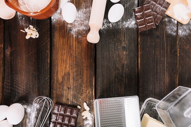 Boven- en onderrand gemaakt met bak ingrediënten met keukengerei op houten plank