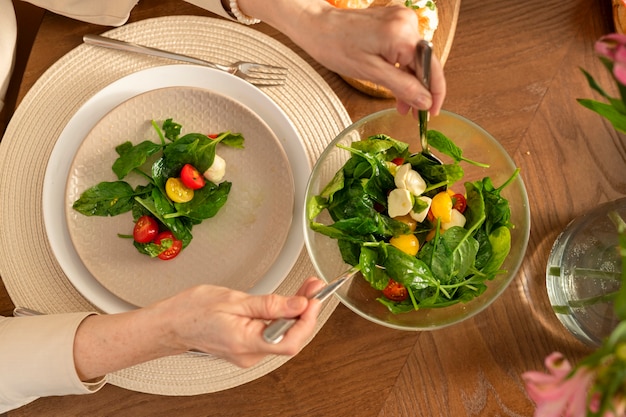 Boven uitzicht heerlijk eten op tafel