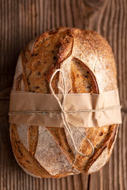 Boven weergave brood op houten tafel