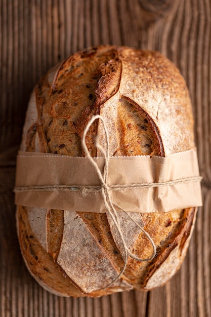 Boven weergave brood op houten tafel