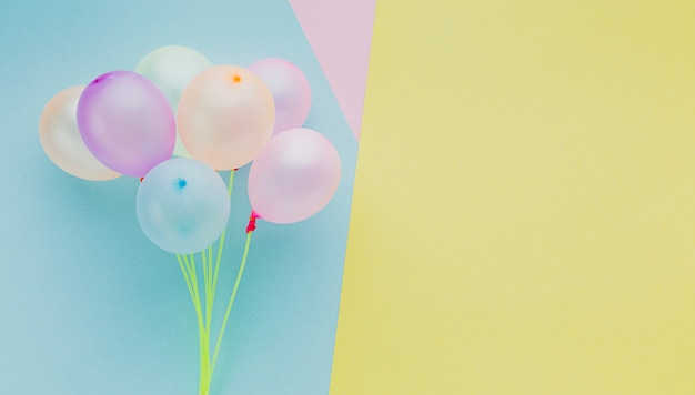 Boven weergave frame met ballonnen en kopie-ruimte