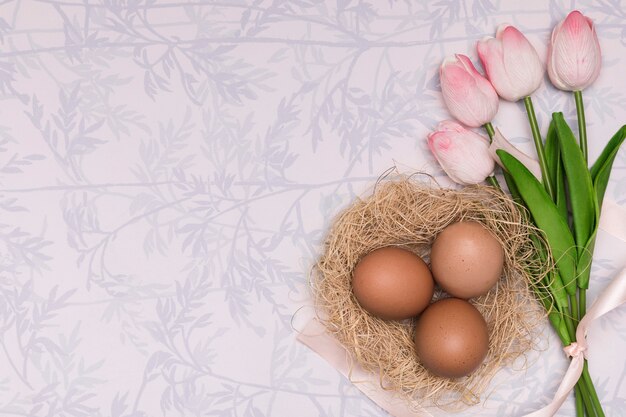 Boven weergave frame met tulpen en eieren