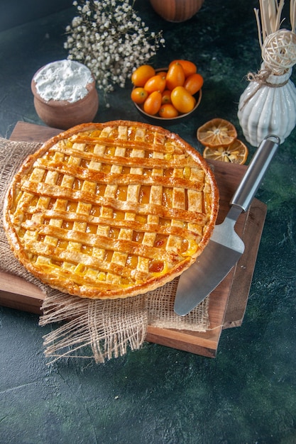 boven weergave lekkere kumquat taart op een donkerblauw oppervlak koekje bakken oven dessert kleur thee zoete cake deeg koekje