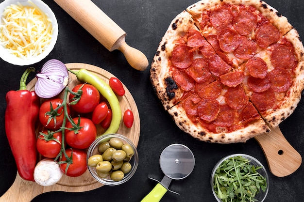 Gratis foto boven weergave pizza op stucwerk achtergrond