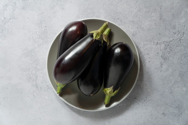 Gratis foto boven weergave rauwe aubergines stilleven