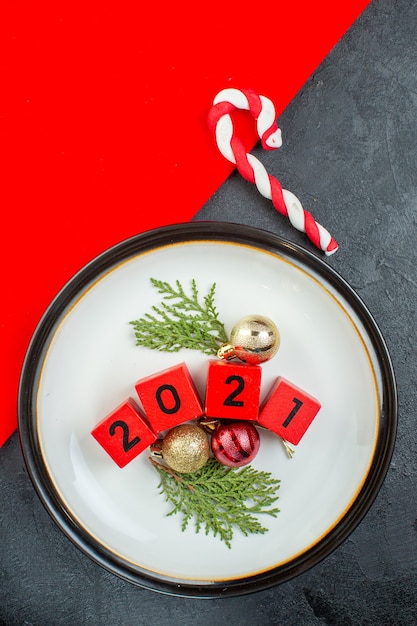 Boven weergave van de nummers van decoratie-accessoires op een bord en snoep op een donkere tafel