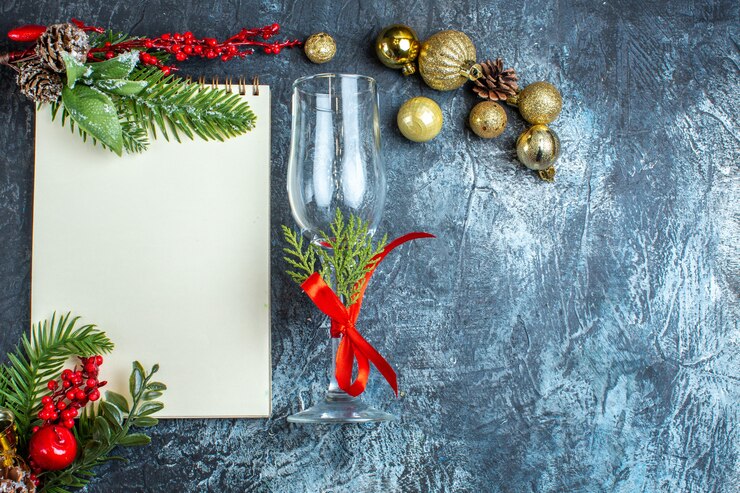 Gratis Foto boven weergave van glazen beker en decoratieaccessoires op donkere achtergrond