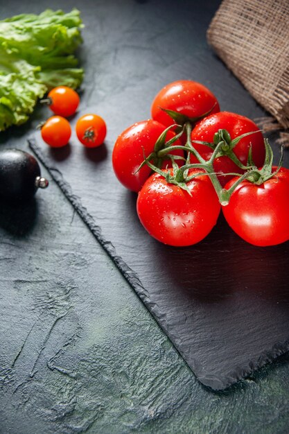 boven weergave verse rode tomaten op donkere achtergrond