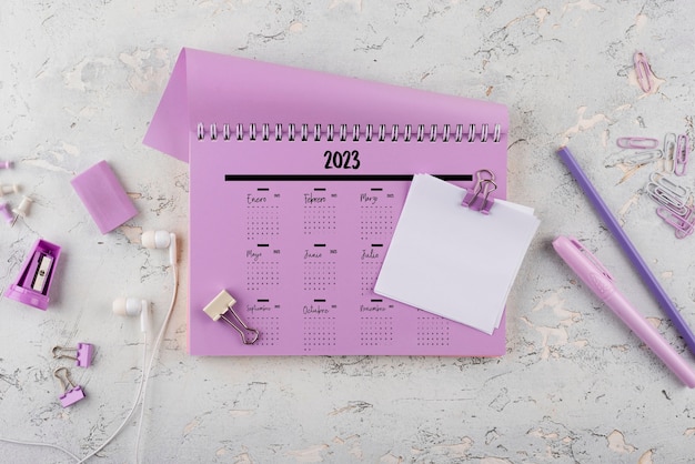 Bovenaanzicht 2023 kalender met bureau items