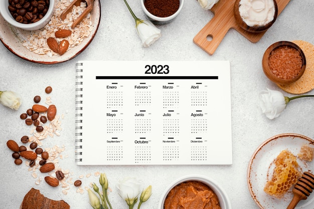 Gratis foto bovenaanzicht 2023 kalender met koffiekopjes