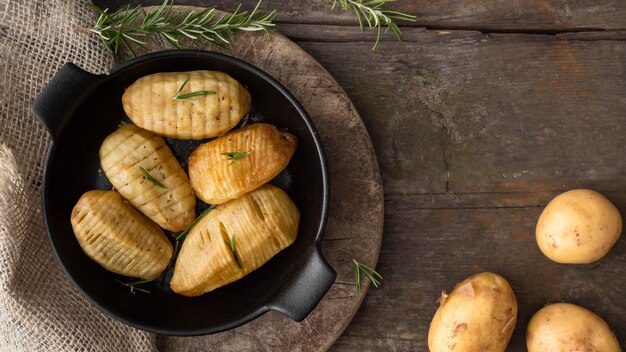 Bovenaanzicht aardappelen in zwarte kom