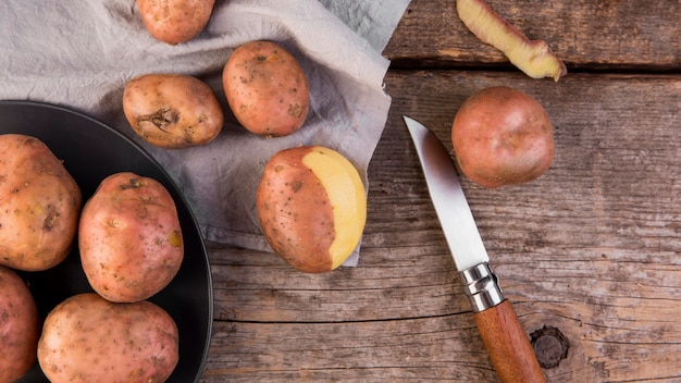 Gratis foto bovenaanzicht aardappelen regeling op houten achtergrond