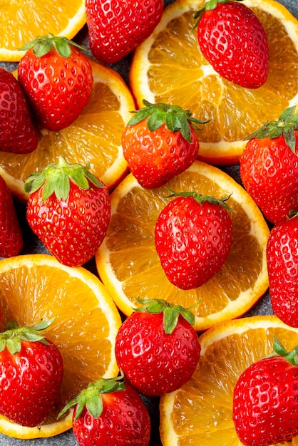 Bovenaanzicht aardbeien en citroenen arrangement