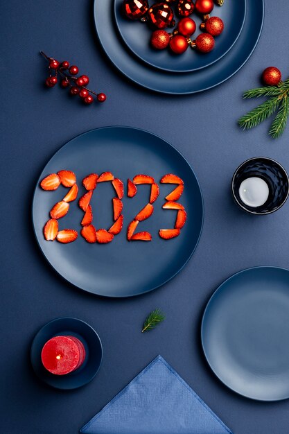 Bovenaanzicht aardbeien op bord nieuwjaarsviering