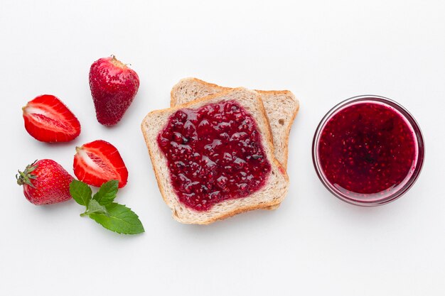 Bovenaanzicht aardbeienjam op brood