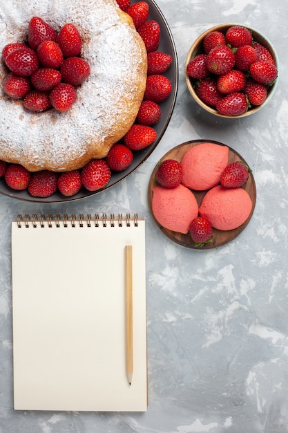 Bovenaanzicht aardbeientaart met verse aardbeien op wit