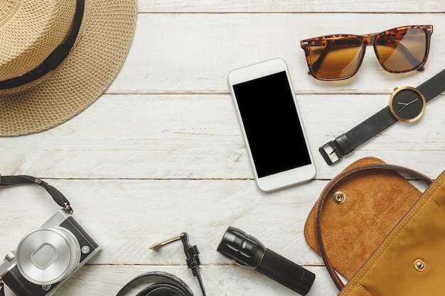 Bovenaanzicht accessoires om te reizen met vrouwen kleding concept.white