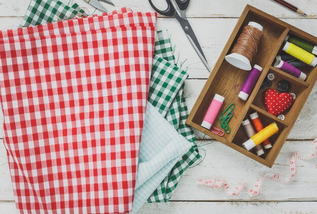 Bovenaanzicht accessoires op maat concept.Tailor gereedschap is snijden scis