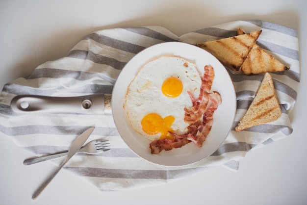 Gratis foto bovenaanzicht amerikaans ontbijt gerecht