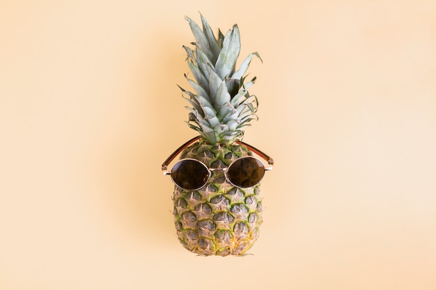 Bovenaanzicht ananas met zonnebril