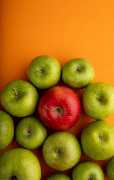 Bovenaanzicht appelmix rode en groene appels met kopie ruimte