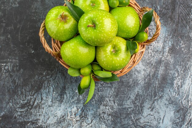 Bovenaanzicht appels mand met groene appels met bladeren