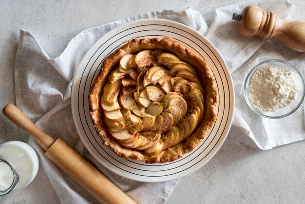 Bovenaanzicht appeltaart op plaat