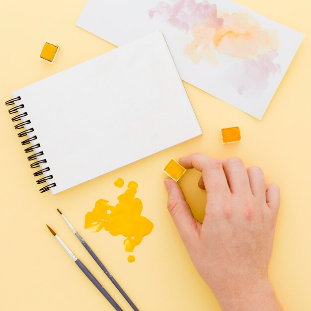 Bovenaanzicht aquarel met penselen op tafel