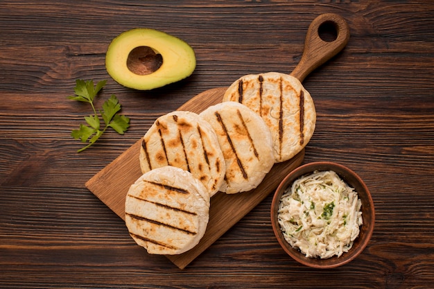 Bovenaanzicht arepas op houten bord