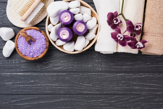 Gratis foto bovenaanzicht aromatherapie spa zout en handdoeken