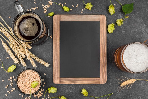 Bovenaanzicht arrangement met bier en frame