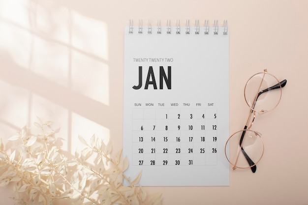 Bovenaanzicht arrangement met bril en kalender