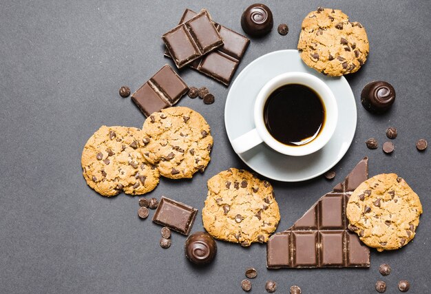 Bovenaanzicht arrangement met koekjes, chocoladesuikergoed en koffie