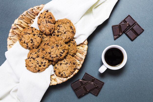 Bovenaanzicht arrangement met koekjes, pure chocolade en koffie