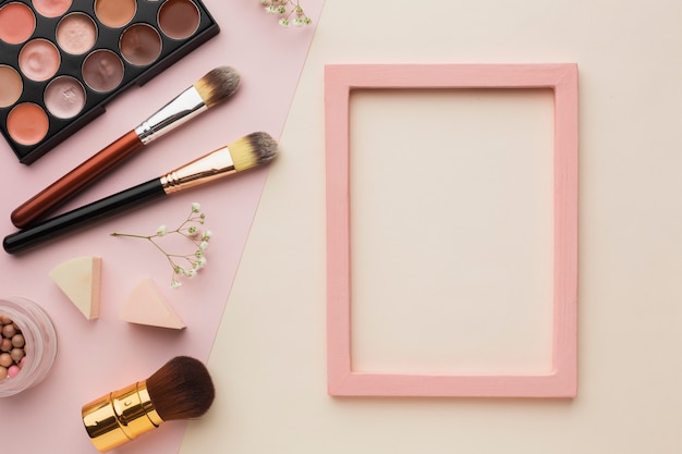 Gratis foto bovenaanzicht arrangement met make-up artikelen en frame