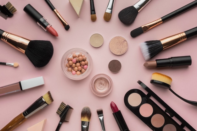 Bovenaanzicht arrangement met make-up kwasten en oogschaduw