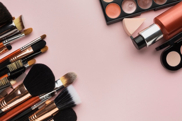 Gratis foto bovenaanzicht arrangement met make-up kwasten en producten