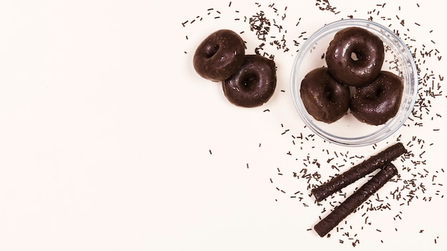 Bovenaanzicht arrangement met mini-donuts en chocoladesticks