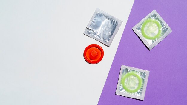 Bovenaanzicht arrangement met rode en groene condooms