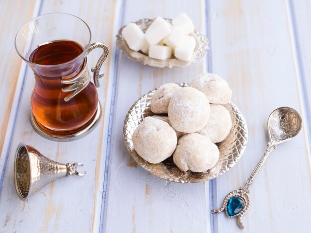 Bovenaanzicht arrangement met thee, koekjes en lepel