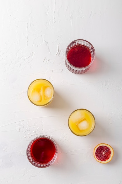 Gratis foto bovenaanzicht arrangement met verschillende kleuren drankjes