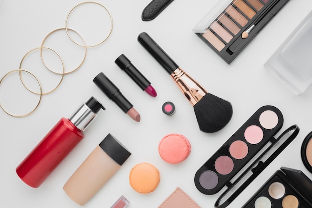 Bovenaanzicht arrangement met verschillende make-up producten
