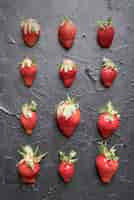 Gratis foto bovenaanzicht arrangement van biologische aardbeien