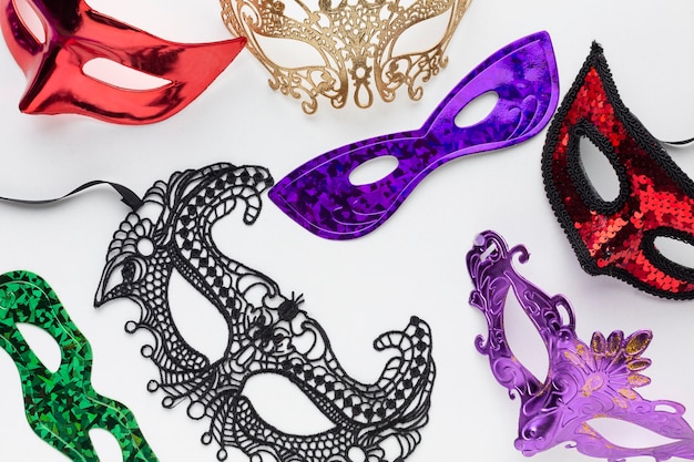 Bovenaanzicht arrangement van carnaval maskers