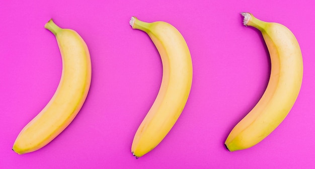 Bovenaanzicht arrangement van drie bananen