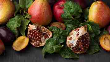 Gratis foto bovenaanzicht arrangement van heerlijk fruit