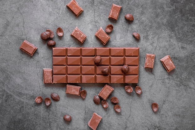 Bovenaanzicht arrangement van heerlijke chocoladeproducten