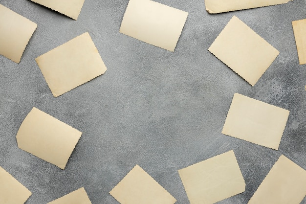 Gratis foto bovenaanzicht arrangement van oud papier